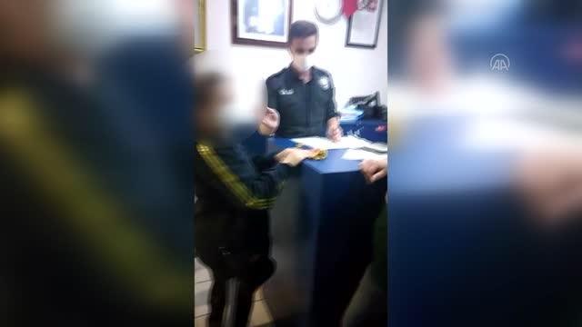 Bayrampaşa'da taksi şoförü, aracında unutulan altınları sahibine teslim etti