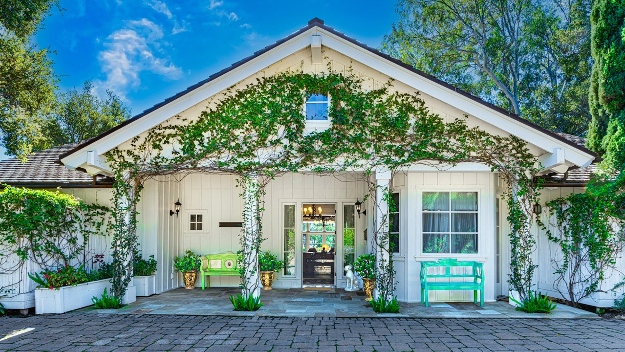 This Celeb-Loved California Resort Has Dreamy Private Cottages With Outdoor Showers