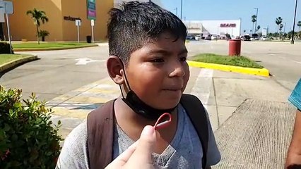 Carlitos, "NIÑO BOLILLERO", acusa sufrir ATENTADO por parte de personal de plaza comercial del poniente de COATZACOALCOS