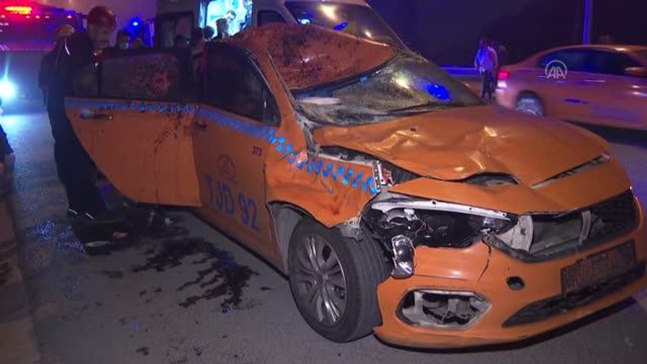 Eyüpsultan'da taksinin çarptığı at telef oldu
