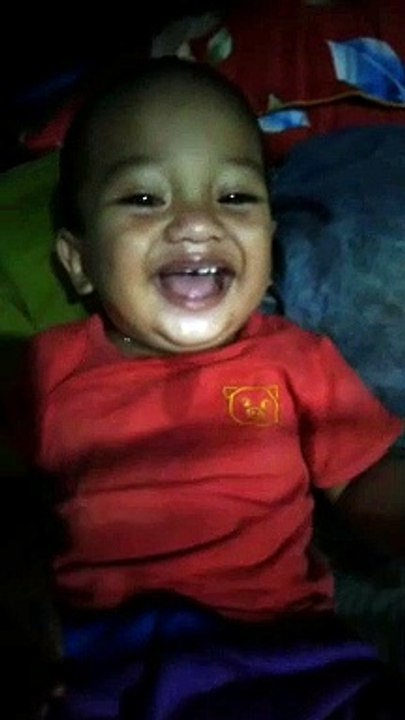Cậu bé cười dễ thương quá