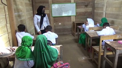 Miris, Atap Sekolah Ini Terbuat dari Daun Rumbia dan Dinding Papan yang Sudah Rapuh