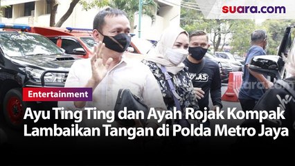 Ayu Ting Ting dan Ayah Rojak Kompak Lambaikan Tangan di Polda Metro Jaya