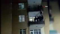 Balkon demirlerinde kurtarma mücadelesi...İntihara kalkıştı, vatandaşlar böyle kurtardı