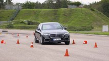 Mercedes-Benz S 680 GUARD 4MATIC in obsidian black Driving Video