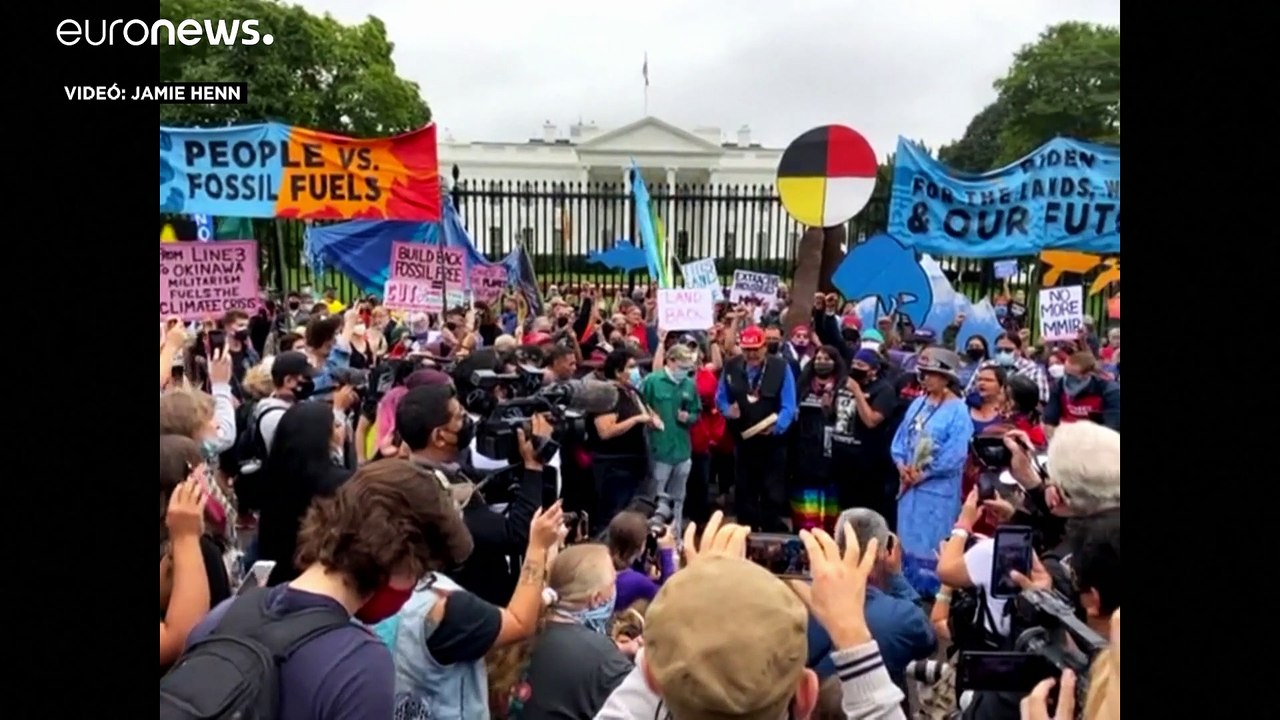 A Fehér Ház előtt tüntettek az amerikai őslakosok Kolumbusz-napon