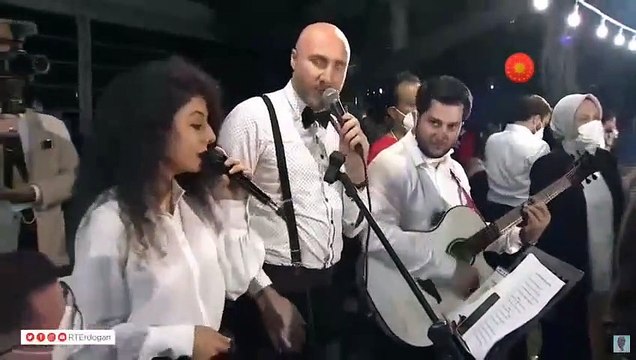 Cumhurbaşkanı Erdoğan, gençlerle Tarkan şarkısı söyledi: 'Gül Döktüm Yollarına'