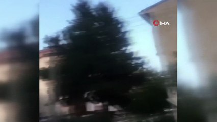 Yıkılan bina elektrik tellerine çarptı, ortalık savaş alanına döndü