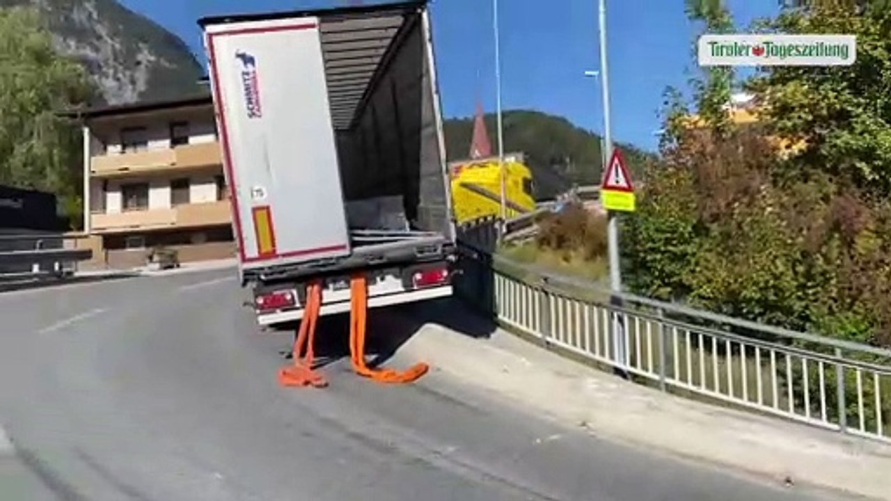Lkw verkeilte sich in Jenbach mit Betonmauer: Langer Stau