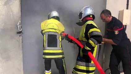 Exercice d'extinction d'un feu de voiture.