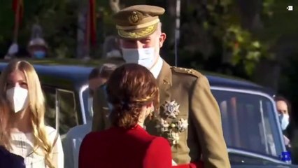 Pedro Sánchez recibe a los Reyes ante una pitada de los asistentes al desfile 12 Octubre