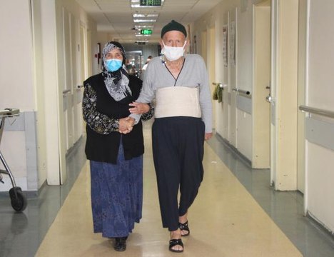 80 YAŞINDA KORONAVİRÜSÜ VE KANSERİ YENDİ EŞİ İLE HASTANEDEN EL ELE ÇIKTI