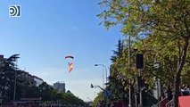 La bandera de España llega desde el cielo para celebrar el día de la Fiesta Nacional