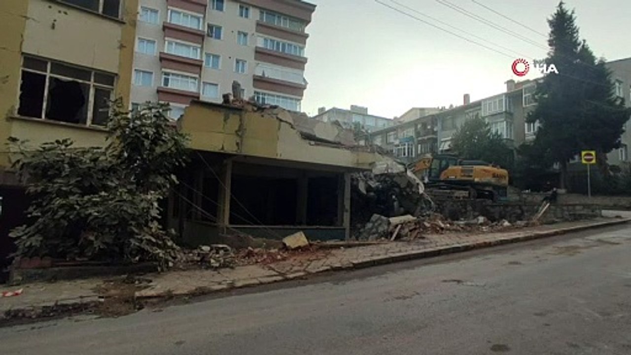 Yıkılan bina elektrik tellerine çarptı, tellerin patlaması paniğe sebep oldu