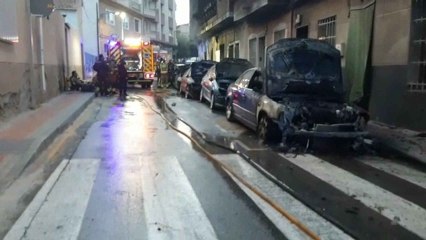 Un vecino de Molina de Segura ha quemado varios coches y ha disparado contra agentes de Policía.