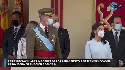 Las espectaculares imágenes de los paracaidistas descendiendo con la bandera en el desfile del 12-O