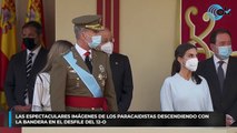 Las espectaculares imágenes de los paracaidistas descendiendo con la bandera en el desfile del 12-O