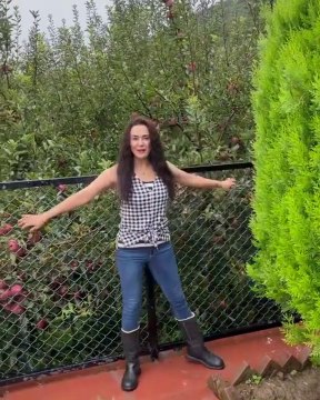 Preity Zinta Plucking Apples From Her own Kitchen Garden In Los Angeles|Preity Zinta's Kitchen