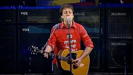 Paul McCartney chante "Yesterday" en live