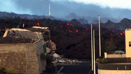 La lava llega a una cementera y obliga a confinar a miles de personas