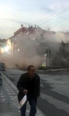 Yıkılan bina elektrik tellerine çarpınca korku dola anlar yaşandı