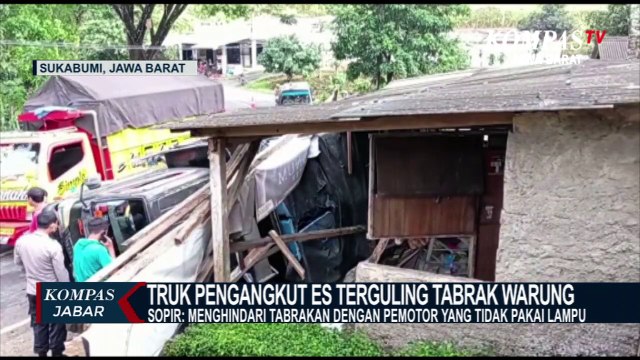 Truk Pengangkut Es Terguling Tabrak Warung