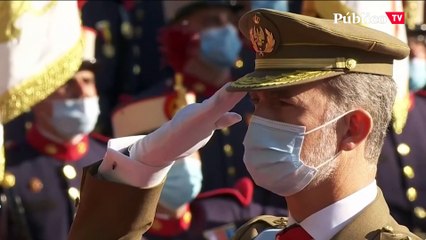 "Un aplauso para la persona que les ha colado el humo morado": el detalle que muchos han señalado del desfile del 12-O