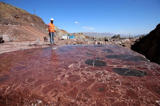 Dünyada sadece Türkiye'de üretilen Elazığ vişne mermerine sipariş yağıyor