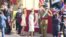 La Reina Letizia luce un elegantísimo vestido celeste en el desfile del 12-O