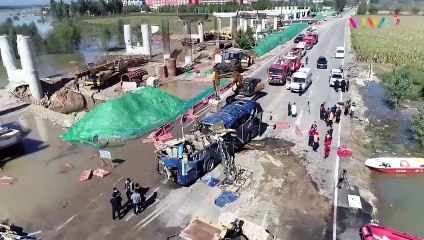 Maksa Lewat Jembatan Banjir, Bus Terseret Masuk Sungai