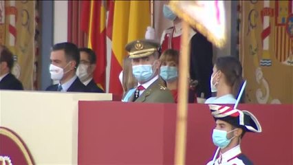 Vuelve el desfile a la calle y regresan los abucheos al presidente