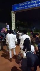 बेंगलूरु में हवाई जहाज पर सवार होने निकले तो ट्रैक्टर पर जा चढ़े लोग