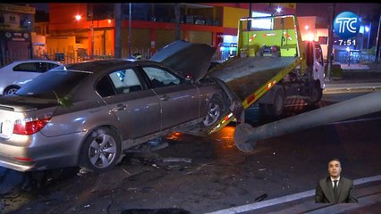 Mujer que conducía auto tumba árbol y poste de luz en el norte de Guayaquil