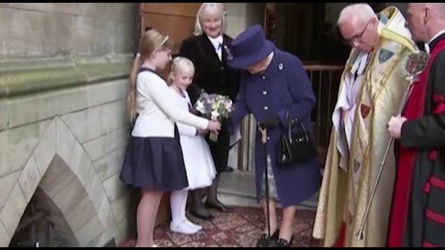 Grande-Bretagne: La reine Elizabeth apparait pour la première fois avec une canne