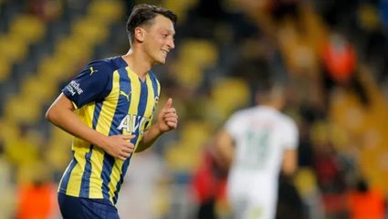 Mesut Özil herkesin merak ettiği soruyu sordu! Paylaştığı oylamaya katılım çığ gibi