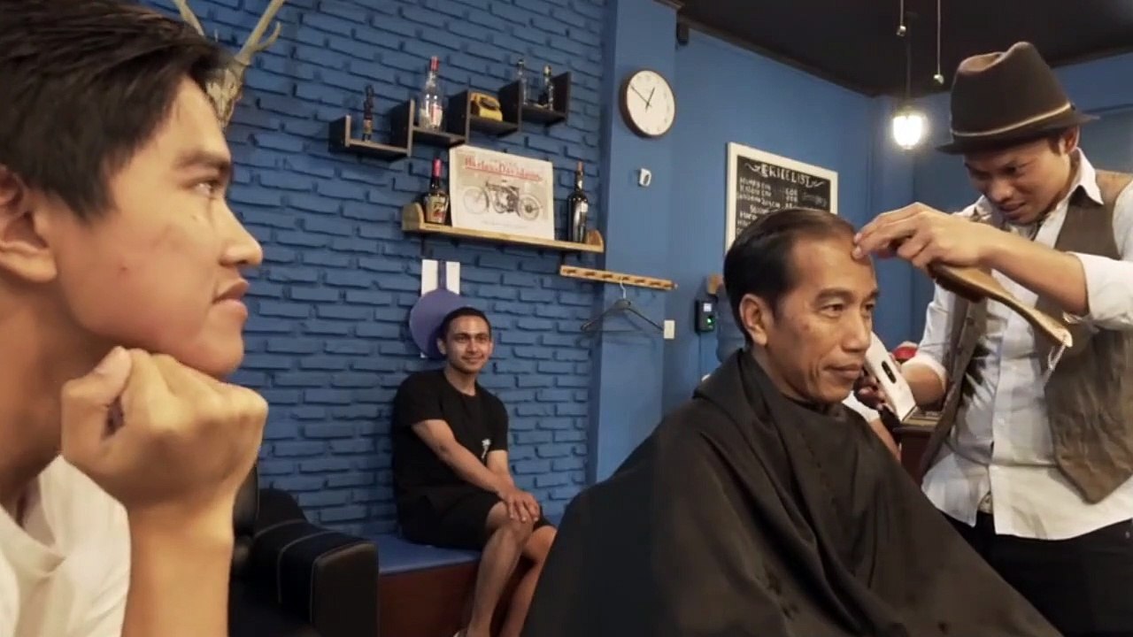 Inilah Momen Saat Presiden Pak Jokowi Potong Rambut, Coba Tonton Sampai Habis