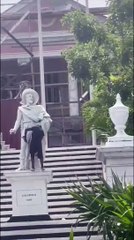 Un homme détruit une statue de Christophe Colomb à la masse en pleine journée (Bahamas)