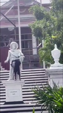 Un homme détruit une statue de Christophe Colomb à la masse en pleine journée (Bahamas)