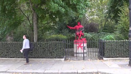 Kristof Kolomb'un heykeline kırmızı boya atıldı