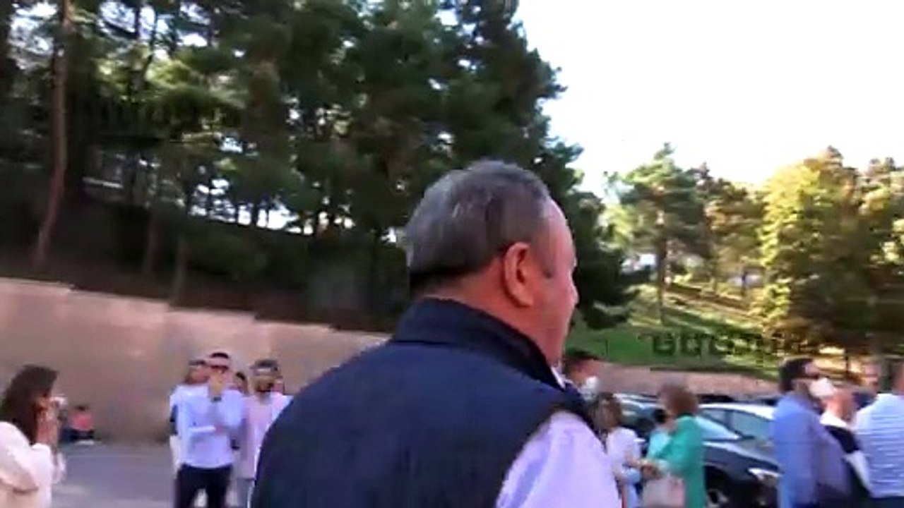 Luis Miguel Rodríguez, muy bien acompañado, disfruta de una tarde de toros junto a una rubia