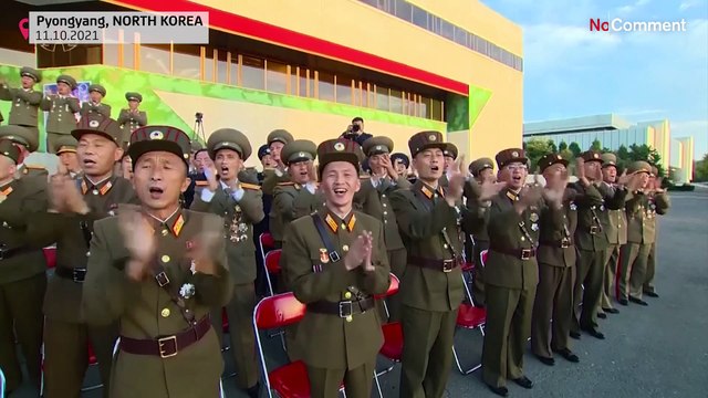 Észak-Korea: újabb katonai parádéba csomagolt üzenet