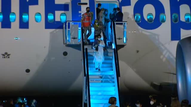 Llegan a España 160 afganos procedentes de Pakistán