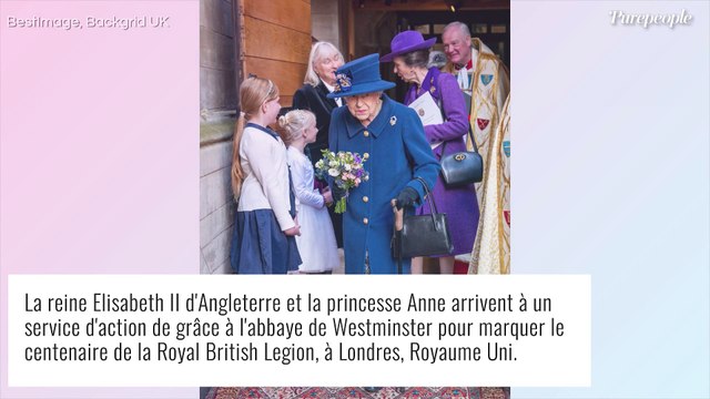 Elizabeth II marche en s'aidant d'une canne : la santé de la reine inquiète