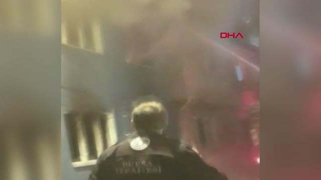 Son dakika haberleri... Yangına müdahale eden itfaiye 'Türk Bayrağı'nı alevlerin arasından alıp, karşı binaya astı