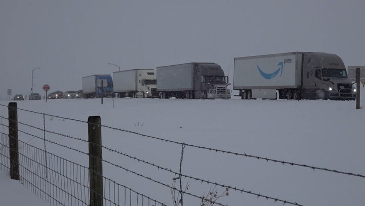 Drivers stranded as heavy snow shuts down inter...