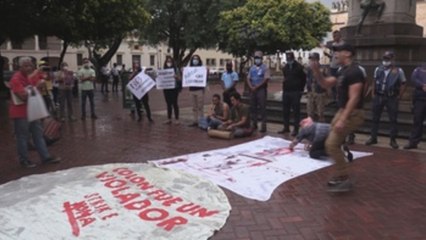Dominicanos protestan para pedir retirada de estatua de Cristobal Colón