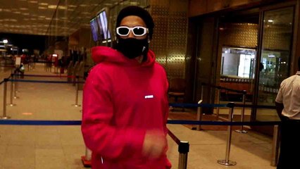 Ranveer Singh मुम्बई एयरपोर्ट पर हुए Spott, भीड़ एक सेल्फी के लिए हुई पागल | FilmiBeat