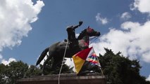 Kolomb Günü'nde Eski Guatemala Devlet Başkanı Barrios'un heykeline zarar verdiler