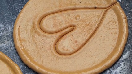 Voici comment on cuisine un Dalgona, le fameux gâteau de la série "Squid Game"