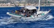 Vibo Valentia - Fermata barca a vela con 76 migranti a bordo sulla costa jonica (13.10.21)